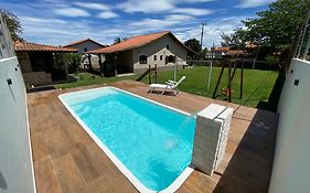 Casa bem espaçosa com piscina, campo de futebol e área gourmet a um quarteirão da lagoa de Praia Seca
